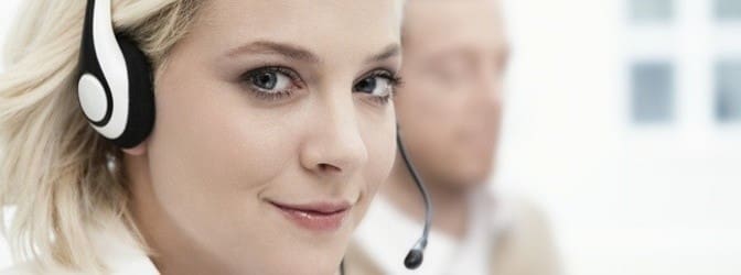 Frau im Büro mit Headset