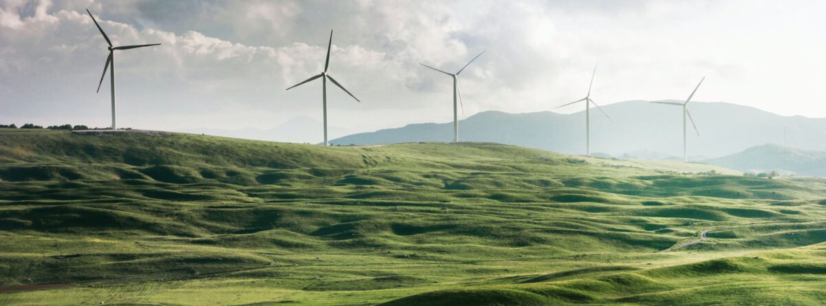 Windkraftanlagen in Hügellandschaft